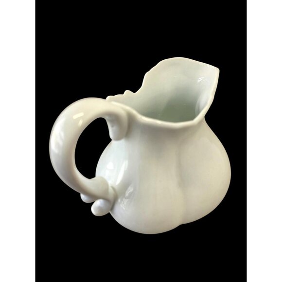 Kaldun Bogle Y2K Lrg White Ceramic Pitcher Scallop Molded Handle Rim 60 oz Cap